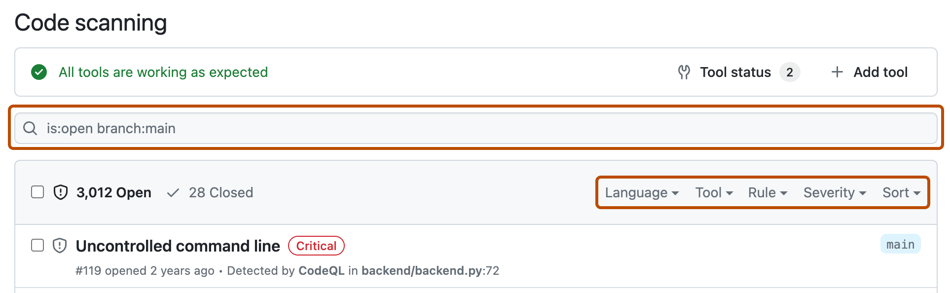 Captura de tela da página de alertas de code scanning. A caixa de pesquisa e os menus suspensos de filtro são delineados em laranja escuro.